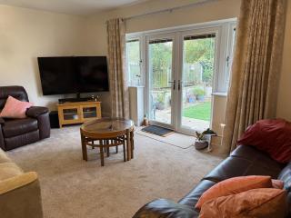 Bright, Stylish 1-Bed Bungalow with Private Garden - 2