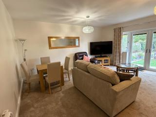 Bright, Stylish 1-Bed Bungalow with Private Garden - 1