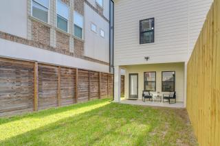 East Downtown Walkability! Modern Houston Townhome - 8