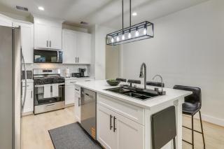 East Downtown Walkability! Modern Houston Townhome - 3