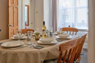 3-Bed Entire Garden Home, Walk to Beach - 5