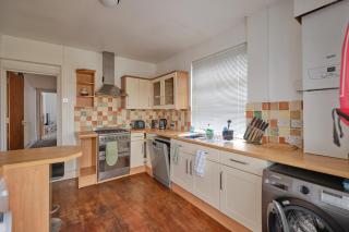 3-Bed Entire Garden Home, Walk to Beach - 2