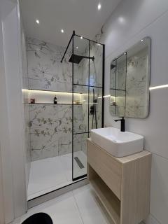 Home in lekki phase1, free cancellation - 0