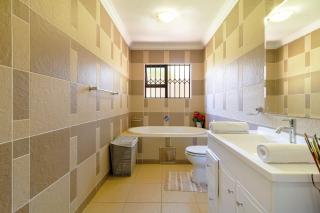 Spacious and homely 4-bed home in Honey Hills - 3