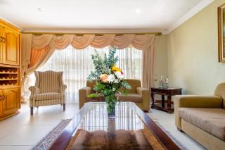 Spacious and homely 4-bed home in Honey Hills - 1