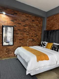 Black Diamond Oasis on Craftmanship Hotel with Wi-fi and Parking - 5