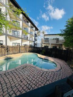 Black Diamond Oasis on Craftmanship Hotel with Wi-fi and Parking - 2