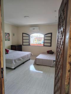 Casa amarela com fundos para seminário - 3