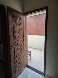 Casa amarela com fundos para seminário - 1