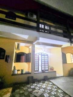 Casa amarela com fundos para seminário - 0