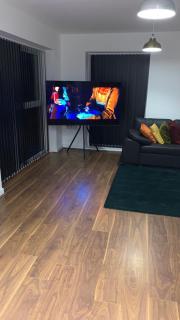 Posh 1 Bed Property Close to Lakeside Shopping Centre- Direct Links to London - 7