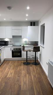 Posh 1 Bed Property Close to Lakeside Shopping Centre- Direct Links to London - 1
