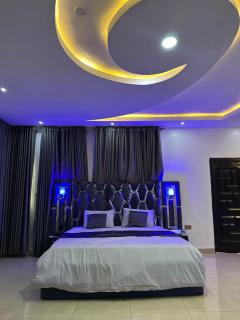 LUXURY 4BR Duplex with STARLINK & PS5, 4mins to GRA - 6