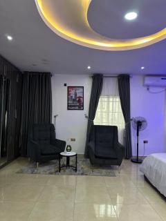 LUXURY 4BR Duplex with STARLINK & PS5, 4mins to GRA - 5