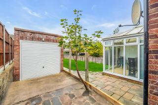 Spacious 4-Bed Haven in Orpington Retreat - 4