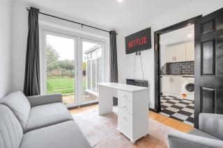 Spacious 4-Bed Haven in Orpington Retreat - 8