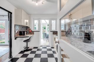 Spacious 4-Bed Haven in Orpington Retreat - 3