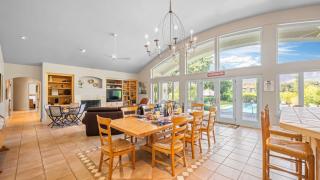 Vineyard Estate w Pool Spa Bocce Ball Mins to Wineries Park Lawndale Road by AvantStay - 2