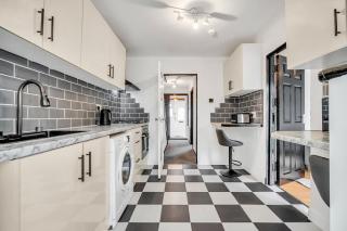 Spacious 4-Bed Haven in Orpington Retreat - 6