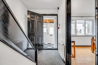 Spacious 4-Bed Haven in Orpington Retreat - 1