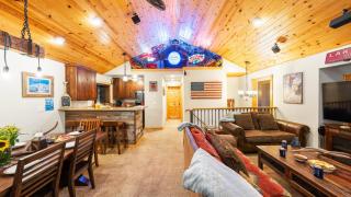 Outdoor Dining Fireplace Trails Nearby Cedar Hollow Retreat by AvantStay - 6