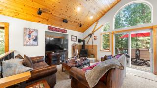 Outdoor Dining Fireplace Trails Nearby Cedar Hollow Retreat by AvantStay - 5