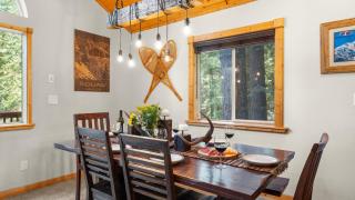 Outdoor Dining Fireplace Trails Nearby Cedar Hollow Retreat by AvantStay - 3