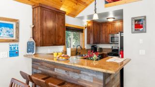 Outdoor Dining Fireplace Trails Nearby Cedar Hollow Retreat by AvantStay - 1