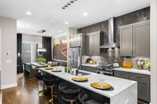 Iconic Ryman Revival - Pews Murals & Karaoke - 6