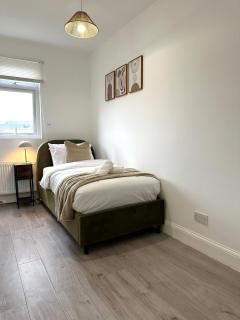 3 Bedroom Apartment Bamborough Gardens - 3