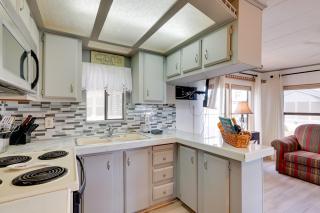 5 Mi to Surprise Stadium! Arizona Winter Getaway - 1