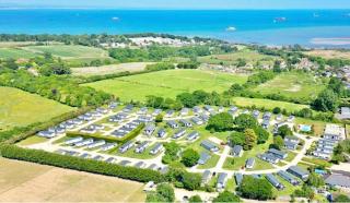 Elegant Lodge in Peaceful Holiday Resort - 8