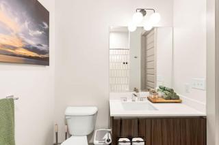 Midtown Luxury with Skyline Views - 9