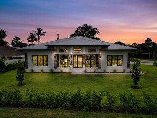 Elegant Naples Studio with Huge Bathroom - 6