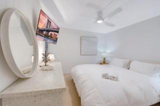 Beachfront Freshly Renovated 2 BR Walk to Surf & Dining - 7