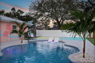 Pool Putting Green Outdoor Oasis 3Mi to Beach - 0