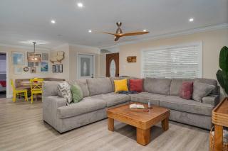 Pool Putting Green Outdoor Oasis 3Mi to Beach - 5