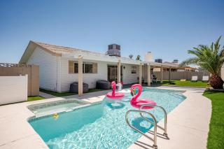 Retro Modern Oasis Pool Golf - 9