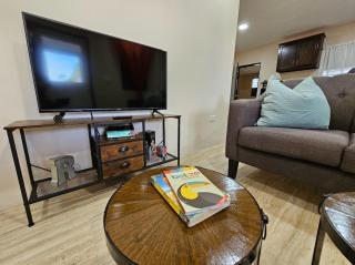 3Bd House 8 min to Int'l Airport with WiFi, Gated Parking and Hot Wtr - 7