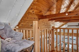 Wooded lakefront chalet with hot tub and game room - 8