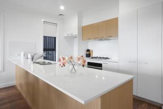 5BR 2story house, free parking, close to parks, golf course, supermarkets, & transport - 2