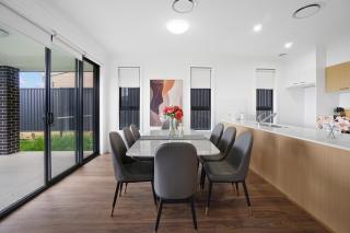 5BR 2story house, free parking, close to parks, golf course, supermarkets, & transport - 5