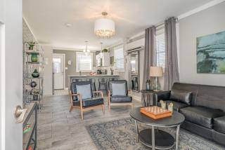 Pearlescence - Private Patios - 4 Mins to Broadway - 1