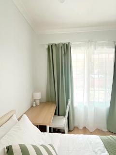 Queen room with shared bathroom - 9