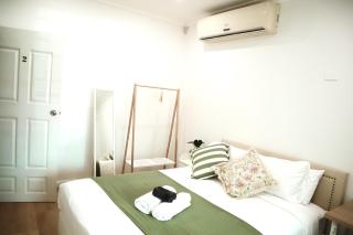 Queen room with shared bathroom - 6