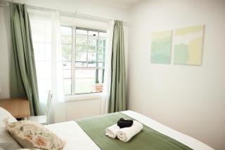 Queen room with shared bathroom - 5