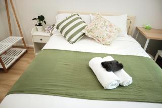 Queen room with shared bathroom - 4