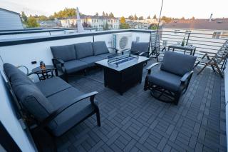 Trendy Ballard Townhouse with Rooftop Oasis - 9