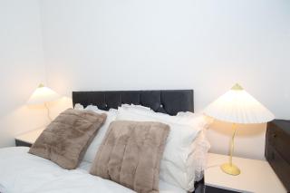 New Apartment - Sleeps 4 - Parking - City Centre - 2