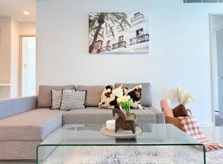 Gold Coast Retreat 3BR 2BA Sofa Bed Free Parking - 9